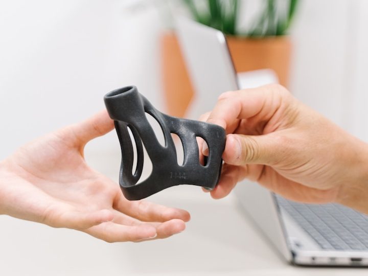 3D Druck Präzisionsfertigung 3D Druck Präzisionsfertigung, 3D-Drucker erstellt ein spiralförmiges Bauteil.