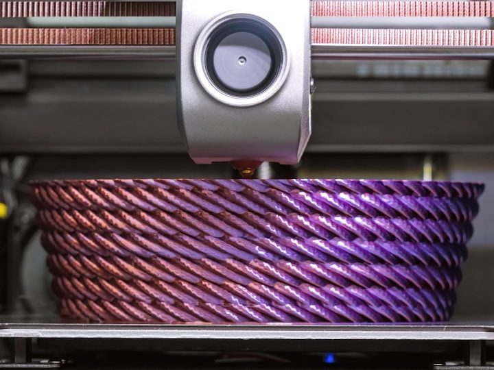 3D Druck Präzisionsfertigung 3D Druck Präzisionsfertigung, 3D-Drucker erstellt ein spiralförmiges Bauteil.