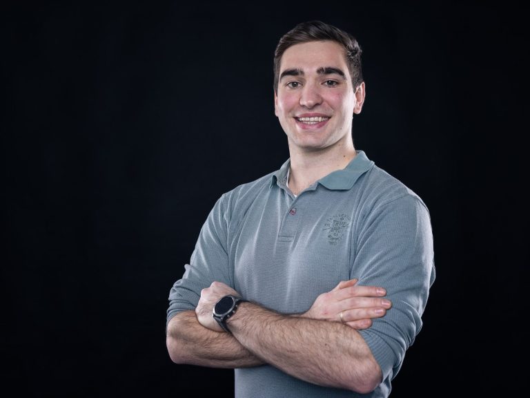 Zwei Personen diskutieren über Diagramme und Daten auf einem Tisch.