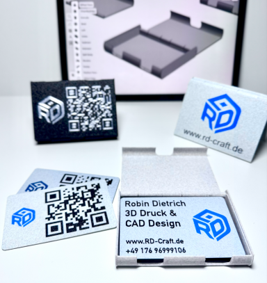 Visitenkarten und Verpackung mit QR-Code und Logo von RD-Craft zur 3D-Druck-Dienstleistung.