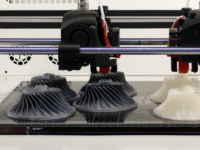 3D-Drucker erstellt mehrere Kunststoffobjekte in verschiedenen Materialien.