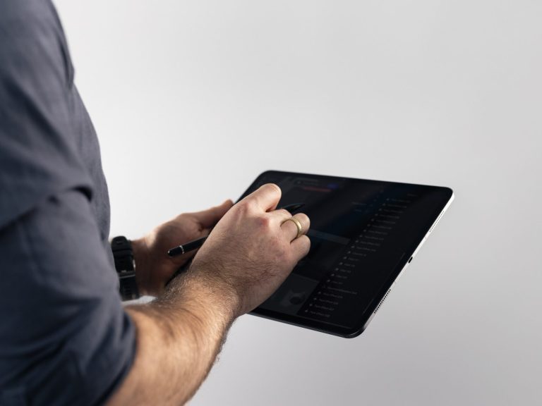 CAD 3D-Modell einer Metallrohrklammer auf einem Computerbildschirm.